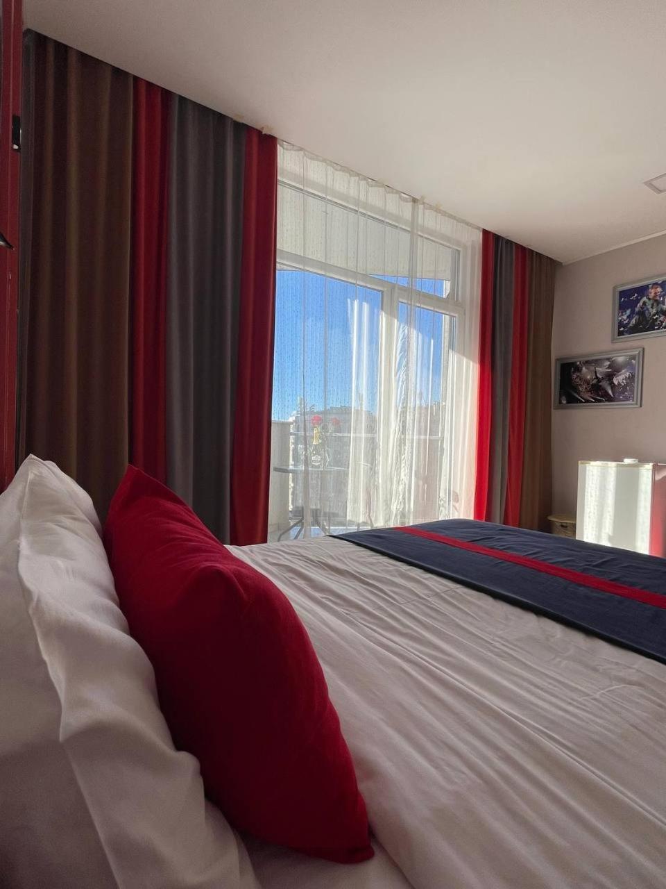 Rock Hotel First Line Μπατούμι Εξωτερικό φωτογραφία